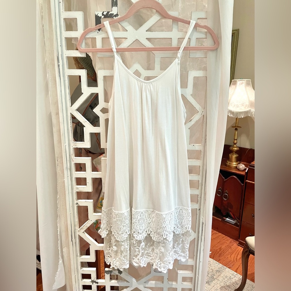 Fashionomics White Lace-Hem long Tank Top